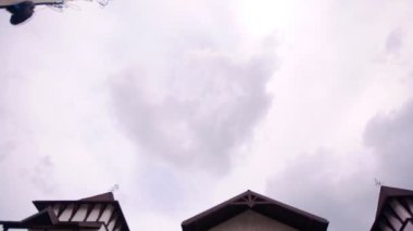 Yeni yazlık iki katlı ev. Kamera evin girişinde gösterir.