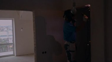 Kaynakçı evin inşaat işleri.