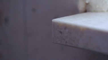 çalışan bir mermer pencere pervazına biler