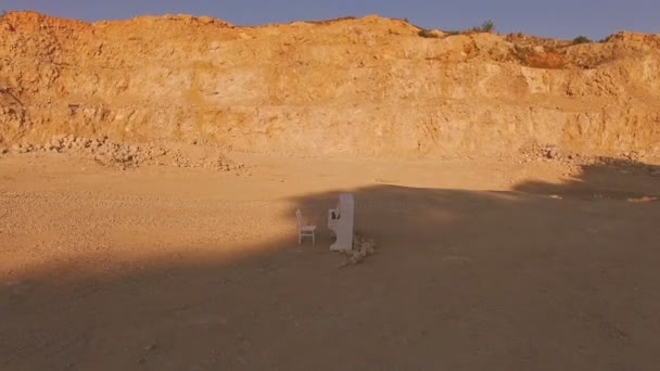 Пианино на желтом песке в пустыне. Вид с воздуха — стоковое видео