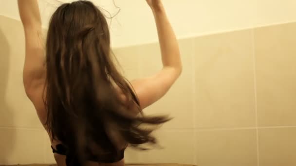 Güzel kız bir sedir varil yakınındaki bir spa salonda. spa uygulamaları faydaları kavramı — Stok video
