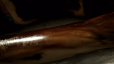 Doktor kızlar vücut Spa'da masaj için sıcak çikolata koyar.