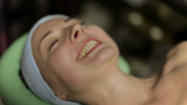 Lekarz stawia ciepły czekoladowy na ciało dziewczyny do masażu w spa. — Wideo stockowe