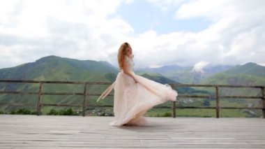 Düğün. Dağlar arka karşı dans mutlu kızıl saçlı gelin