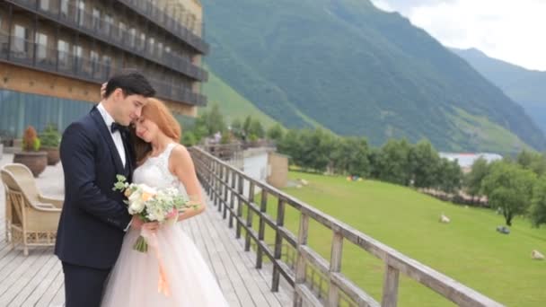 Svatba. Šťastná nevěsta a ženich jsou v lásku a něhu. Georgia Kazbegi — Stock video