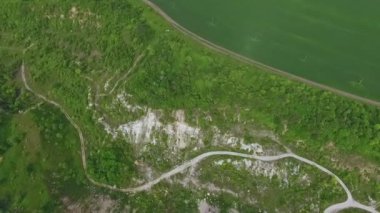 Taş ocağı hava görünümünü. Terk edilmiş taş ocağı kum tepelerinde. Yeşil doğa. Yaz