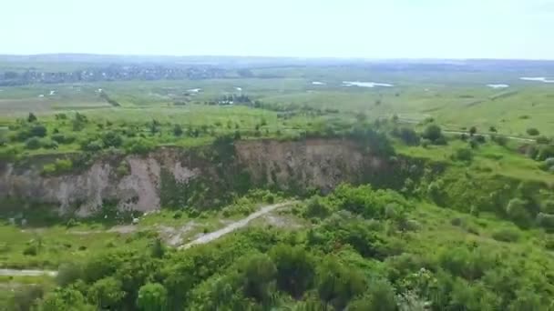 Taş ocağı hava görünümünü. Terk edilmiş taş ocağı kum tepelerinde. Yeşil doğa. Yaz — Stok video