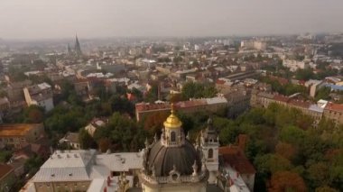 Cathedral St. Jura Lviv Ukrayna üzerinden uçan. Bir kuş bakışı görünüme eski şehir manzaralı görünüm