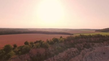 Helikopter alanı uçar ve derin bir çukura iner. Havadan görünümü.