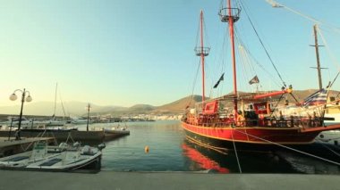Güzel deniz manzarası. Gemi ve tekneler limanda