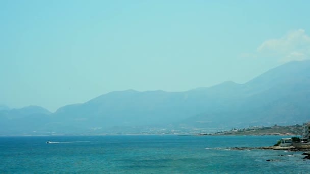 Grecia. Hermosa costa del mar contra el fondo de las montañas — Vídeos de Stock