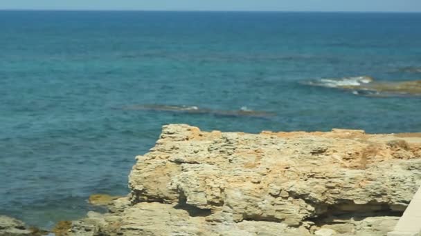 Каменное побережье на фоне живописного морского пейзажа — стоковое видео