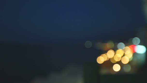 Pittoreske nacht zeegezicht van kleurrijke lichten aan de waterkant. bokeh. — Stockvideo