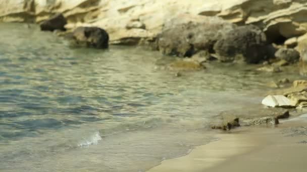 Transparent blå havsvatten sköljer sten stranden. Grekland — Stockvideo