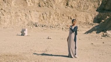 Genç kadın, dağlar ve bir piyano arka planı dans ediyor. Dişi Büyücü. Cadı