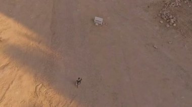 beyaz piyano çöle yürür kız memnun oldum. Garip bir rüya. Havadan görünümü.