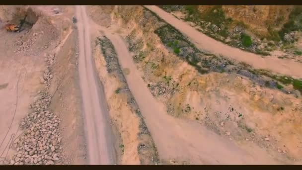 Квадрокоптер пролетает над глубоким оврагом. Заброшенная песчаная яма с видом на птичий глаз. Вид с воздуха . — стоковое видео