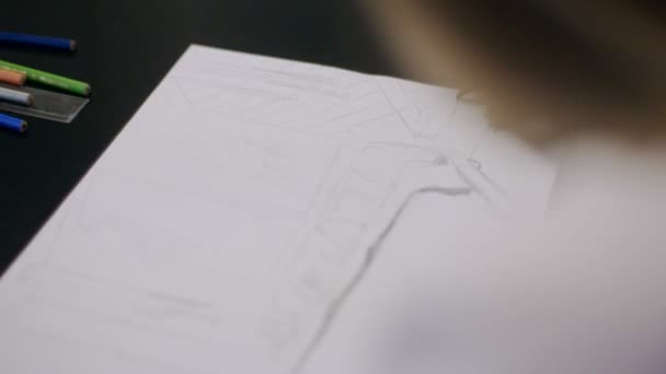 Designerin zeichnet Skizze eines neuen Hauses. — Stockvideo