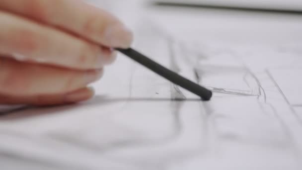 Femme-architecte dessine un croquis de la future maison — Video