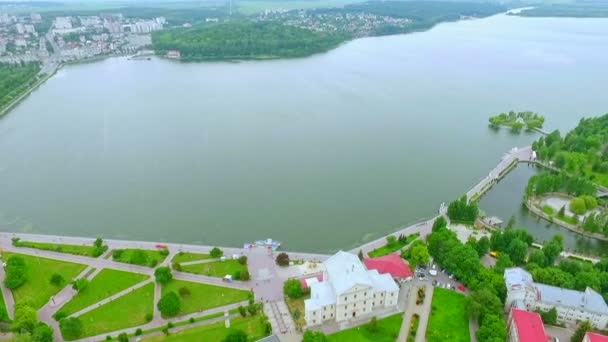 Vista aérea. Bela vista da cidade, do aterro e do lago azul. Ternopil. Ucrânia — Vídeo de Stock