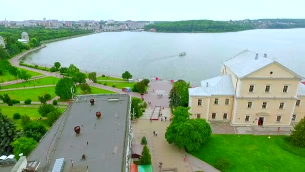 Vista aérea. Hermosa vista de la ciudad, el terraplén y el lago azul. Ternopil. Ucrania — Vídeos de Stock