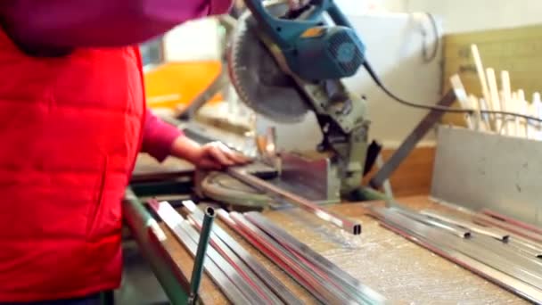 Trabajadores en taller. Línea de producción de ventanas de plástico . — Vídeos de Stock