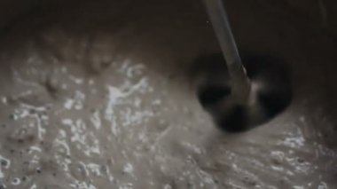 Kova inşaat sahasında somut çözüm karıştırma mikseri döndürme