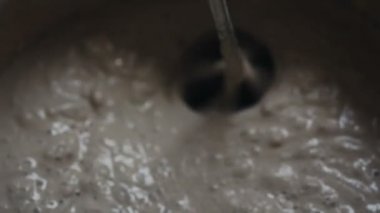 Bir kova bir bina karıştırın homojen bir duruma bir inşaat mikser tarafından işçi karışımları