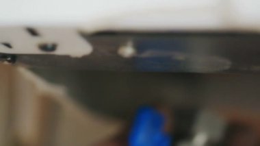 Bir gaz kazanı montajı. Ana açılış ve kapanış kapak Isıtma sistemi için başlı vidalar