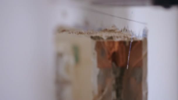 Instalar una nueva ventana. El trabajo amplía la apertura de la ventana a las dimensiones deseadas — Vídeo de stock