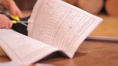 küçük çocuk bir kitap makasla kesme. Çocukların, onları verilmesinden korumak doğru eğitimi kavramı