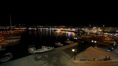 Güzel gece deniz manzarası. Yunanistan. Parlak renkli ışıklar kıyılarında deniz suyu yansıtılır