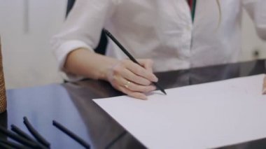 kadın tasarımcı yeni bir proje üzerinde çalışıyor