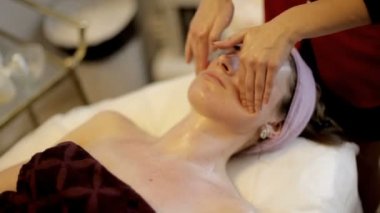 Güzellik spa salonda yüz Masaj. Erkek kozmetik spa merkezinde yüz Masaj rahatlatıcı zevk.