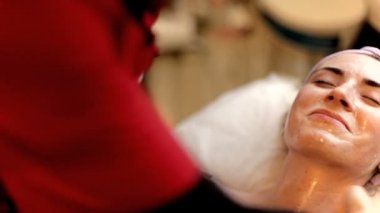 Şevval özçelik güzellik güzellik salonu kız yüzünü temizler.