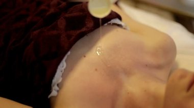 Genç bir kız bir güzellik uzmanı ile bir resepsiyonda. Yüz masajı.