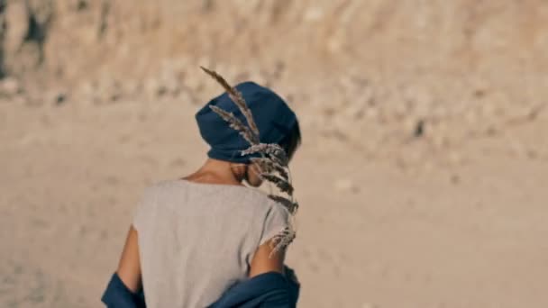 Jeune femme en robe ethnique tient dans ses mains des épillets de céréales — Video