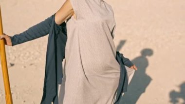 Bir yandan çarklı dağlar karşı olan ince kadın. Harika rüya