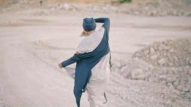 mutlu kız dans etmek ve yol çıplak ayakla çalışan