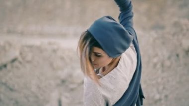 mutlu kız dans etmek ve yol çıplak ayakla çalışan