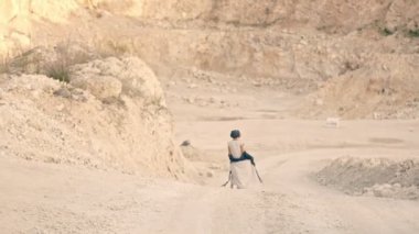 güzel kız çıplak ayakla yüksek dağlar arasında yol boyunca piyano için yürüyor. Fantastik hikaye