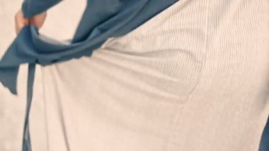 mutlu kız dans etmek ve yol çıplak ayakla çalışan