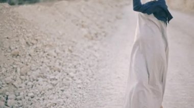 mutlu kız dans etmek ve yol çıplak ayakla çalışan