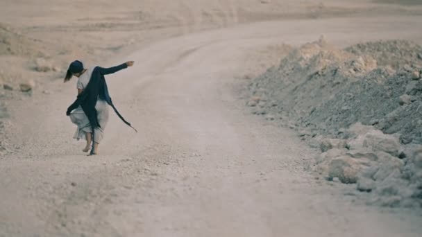 Счастливая девушка бежит босиком по дороге и танцует — стоковое видео