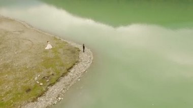 Havadan görünümü. Gelin ve damat nehir ve dağ zemin üzerine.