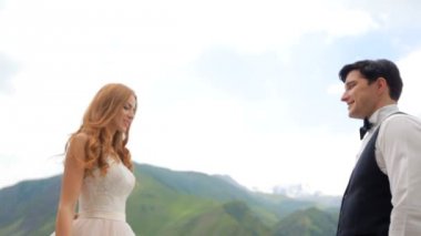 Düğün. Gelin ve damat sevgi ve hassasiyet vardır. ağır çekim. Georgia Kazbegi