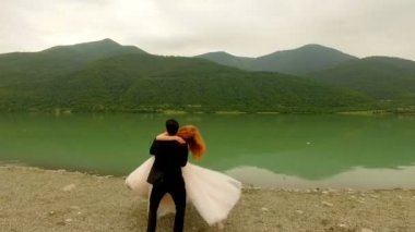 Güzel ve mutlu gelin ve damat Nehri kıyısında.
