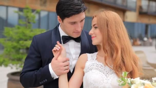 Il giorno del matrimonio. Gli sposi sensuali sullo sfondo delle alte montagne sono innamorati e teneri. Georgia Kazbegi — Video Stock