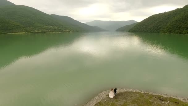 Bella e felice sposa e sposo sulla riva del fiume . — Video Stock