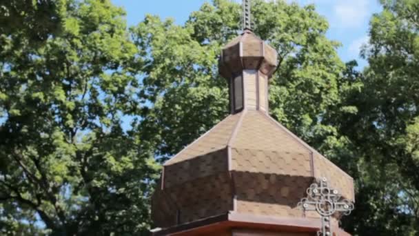 Las cúpulas de una antigua iglesia ortodoxa de madera. Cruz en la parte superior — Vídeo de stock